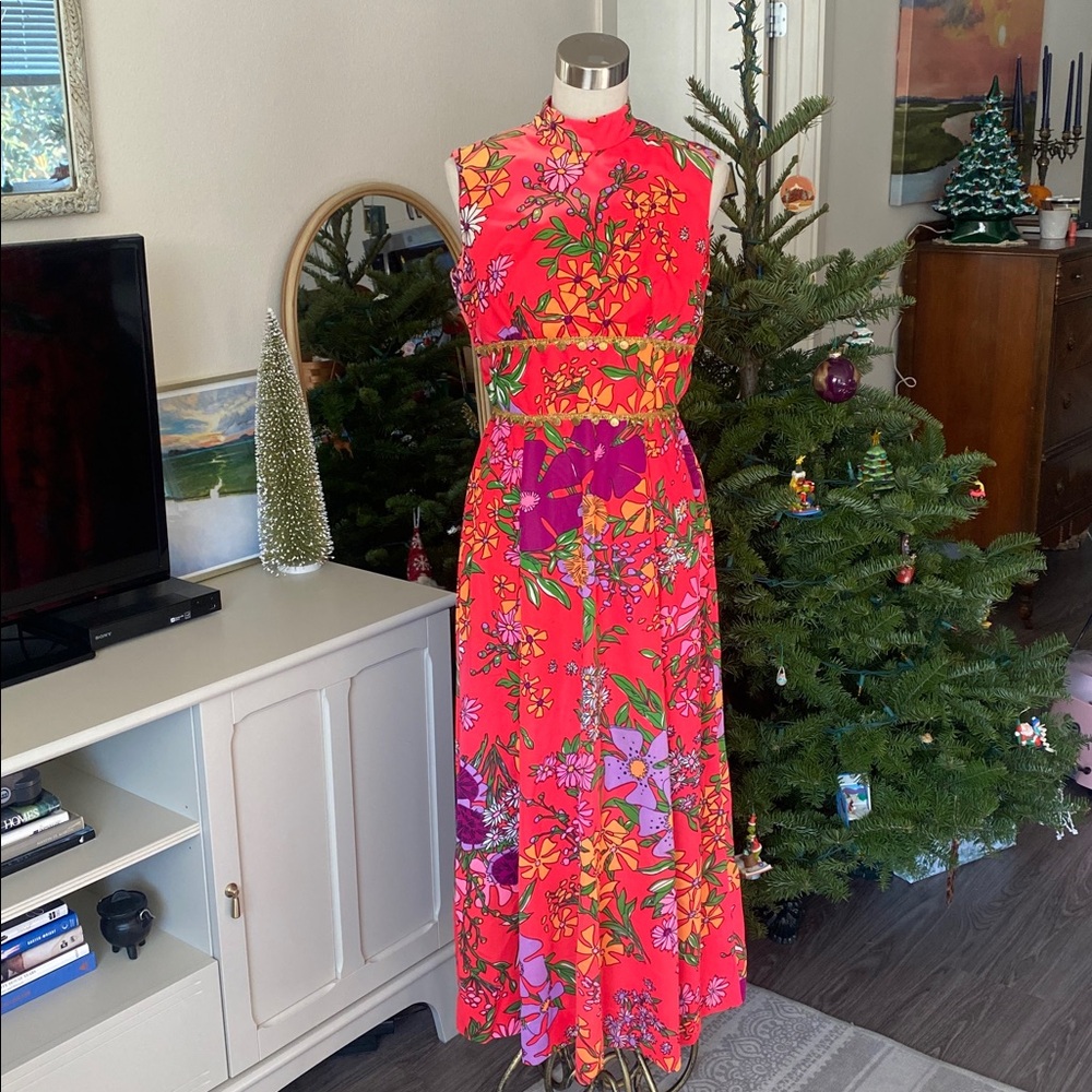 Vintage 1960s/1970s Bold Floral Hawaiian Maxi Dress